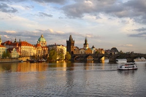 fiume, ponte, nuvole, cupola, acqua, città, cielo, torri, battello, barca, panorama, alberi, chiesa, navigazione, scorcio, traghetto, riflessi, praga