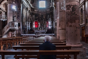chiesa, colonne, altare, pulpito, banchi, uomo, panche, anziano, interno, preghiera, navata, lampadari, persona, solo, pregare, balaustra, seduto, legno, fedele, solitudine