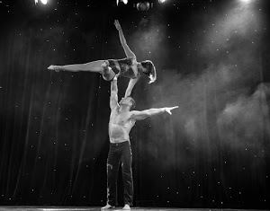 bianconero, palcoscenico, ballo, ballerini, danza, braccia, fumo, donna, scena, gambe, luci, palco, coppia, uomo, costumi, spettacolo, ballerina, ballerino, artisti, danzatori, esibizione, figura, equilibrio, acrobati