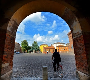 arco, bicicletta, piazza, nuvole, alberi, cielo, case, ciclista, azzurro, paracarro, bici, uomo, finestre, selciato, mattoni