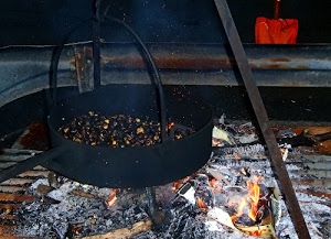 fuoco, castagne, brace, caldarroste, legna, pentola, cenere, fiamma, nero, rosso, braci, fumo, fiamme, padella, autunno, manico, gancio, pentolone