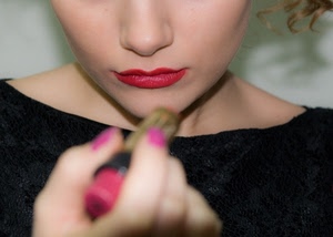 rossetto, bocca, naso, labbra, donna, nero, unghie, rosso, viso, mano, mani, trucco, smalto, colore, sfocato