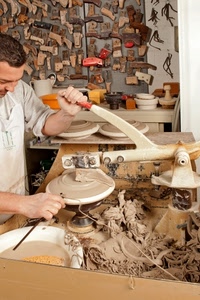 attrezzi, artigiano, mani, tornio, creta, legno, bianco, artigianato, piatti, argilla