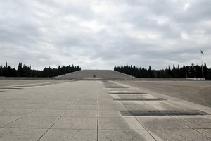 alberi, nuvole, cielo, grigio, bandiera, sacrario, guerra, scalini, asta, piazzale, monumento, piazza, spianata, caduti, cimitero