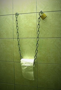 lucchetto, catena, carta, piastrelle, bagno, rotolo, bianco, verde, anelli, ganci, mattonelle, igienica, ferro, oro, stranezze